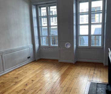 A LOUER DANS UN IMMEUBLE ANCIEN DE LA VIEILLE VILLE, - Photo 6