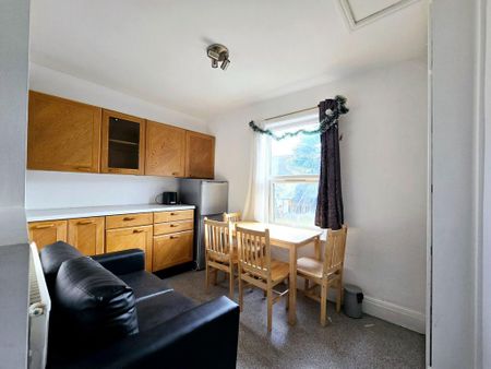 3 bedroom flat to rent - Photo 4