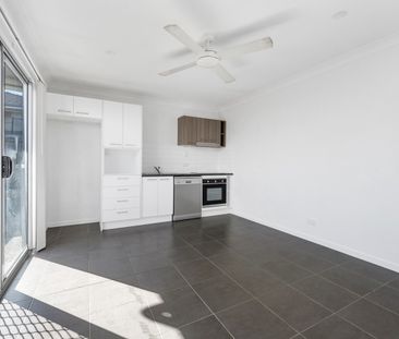 Modern 1-Bedroom Duplex - Comfort, Convenience & Low-Maintenance Li... - Photo 6