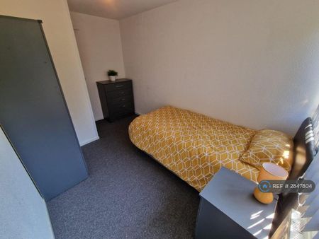 1 bedroom in a house share to rent - Photo 3