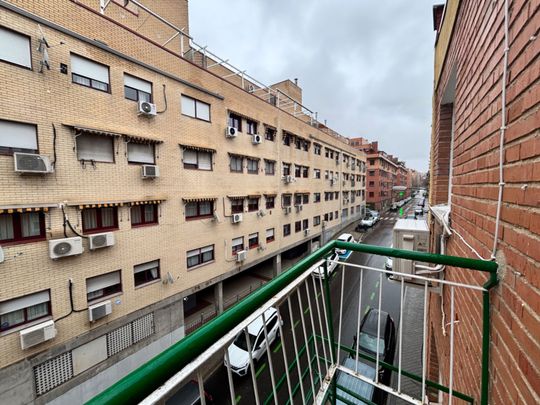 Piso de alquiler en Calle de Los Yeros, Almenara -Ventilla - Photo 1