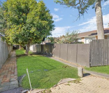 Remuera Unit with Private Garden Area - Photo 4