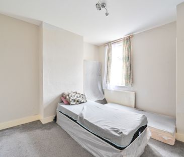 3 Bed Terraced House, Windsor Road, IG1 - Photo 5