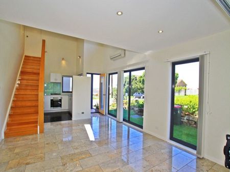 Stylish & Modern Entertainer - Photo 2