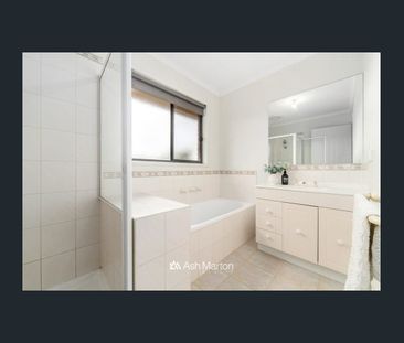 Stylish Three Bedroom Home - Photo 4