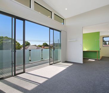 SPACIOUS AND CENTRAL FOUR BEDROOM TOWNHOUSE - Photo 2