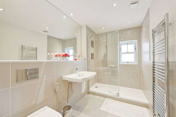A substantial six-bedroom detached residence available to rent in the heart of Northwood. The property is set behind private gates and built within the last decade. - Photo 1