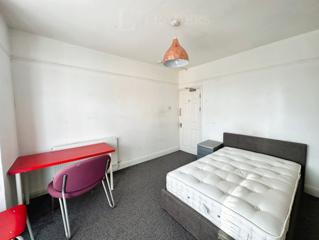 1 bedroom in a house share to rent - Photo 3