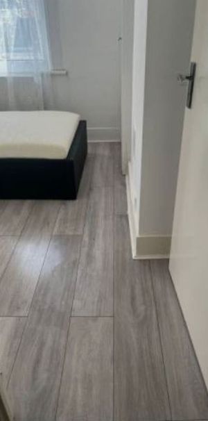 Room in a Shared House, Handcroft Road, CR0 - Photo 2