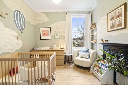 A spacious four-bedroom family home with a large and bright garden in an excellent location. - Photo 5