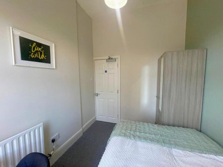 1 bedroom in a house share to rent - Photo 2