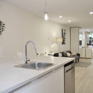 Studio Lumineux ,Meublé,Métro Joliette - Photo 2