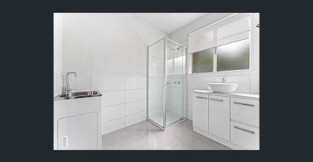 Renovated - Ground level 2 Bedroom Apartment with Off street parking space - Photo 4