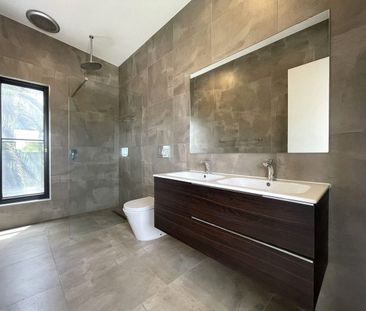 Stylish Architect-Designed Townhouse in Prime Location - Photo 1