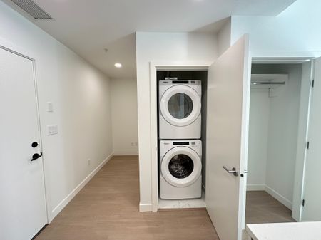 Modern 1 Bedroom Condo With Premium Amenities. - Photo 3