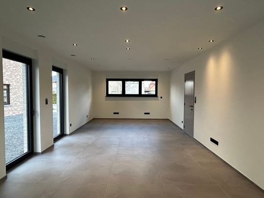 Prachtige halfvrijstaande woning met 5 slaapkamers - Photo 1