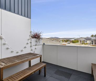 Stylish Near-New Three-Storey Townhouse in a Prime Location - Photo 2