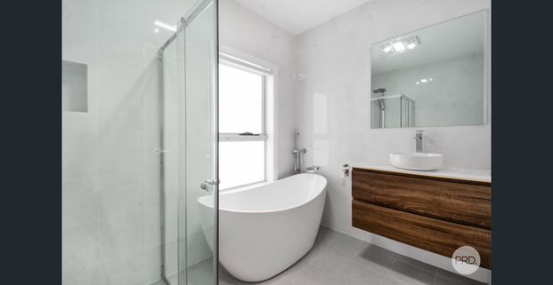 Stunning 4-Bedroom Family Home - Move In & Enjoy! - Photo 1