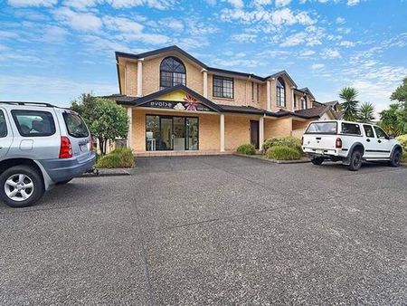 Modern One-Bedroom Apartment with Study, Air Conditioning & Parking - Photo 3
