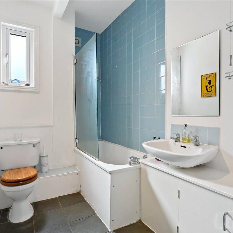 2 bedroom flat in London - Photo 1