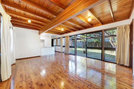 Family Home – Walk to School - Photo 3