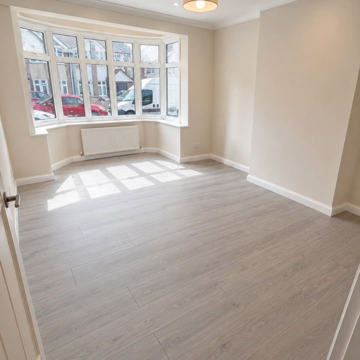 4 Bed Flat, Willow Gardens, TW3 - Photo 1