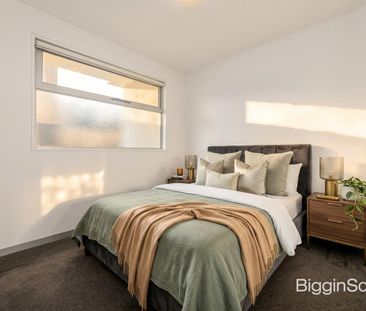 Spacious Two Bedroom Apartment in Prime Location - Photo 3