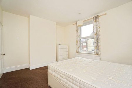 3 bedroom House To Let - Photo 4
