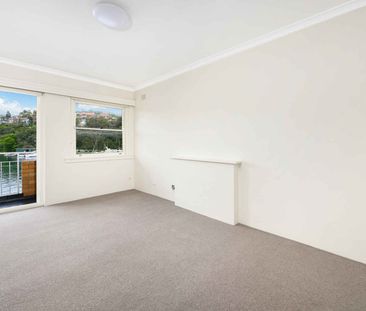 Freshly renovated throughout! - Photo 2