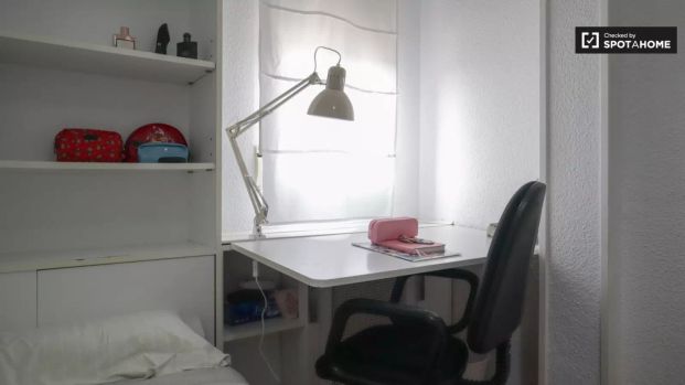 Double bed in Room in a shared 4-bedroom apartment for rent in Fontarrón, perfectly suited for professionals and students - Photo 1