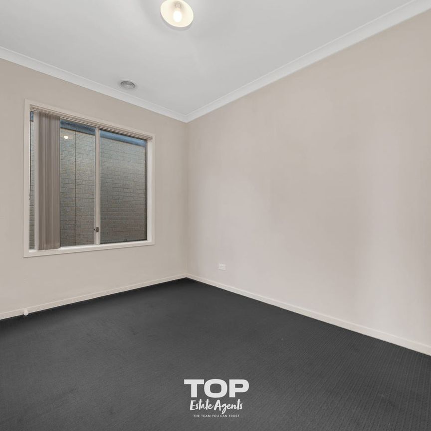 Convenience Meets Comfort in Selandra Rise Estate!! - Photo 1