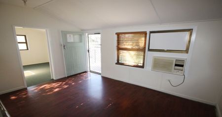 Conveniently located high-set 4 bedroom home. - Photo 2