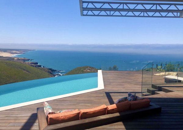 Deslumbrante moradia exclusiva, com vista frontal de mar e piscina privada.
