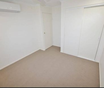 4 BEDROOM FAMILY HOME IN EIMEO - Photo 2