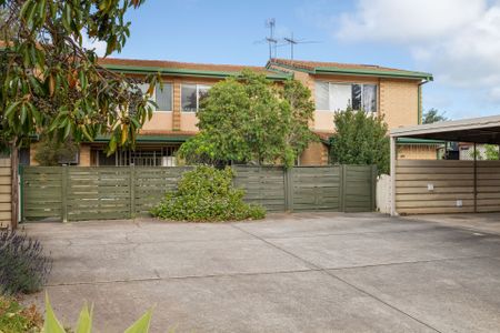 Neat and Tidy with Private Rear Garden - Both Bedrooms Upstairs - Photo 2