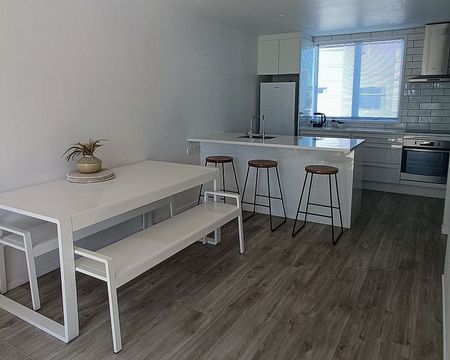 Modern Beachside Townhouse – Fully Furnished - Photo 5