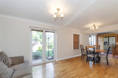 3 bedroom house in London - Photo 2