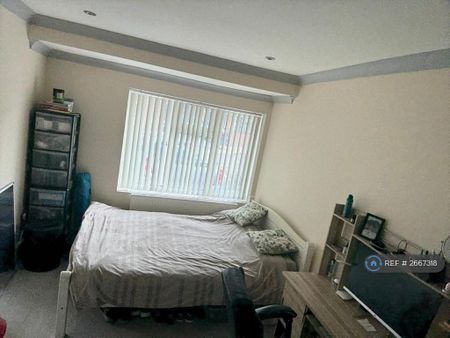 1 bedroom in a house share to rent - Photo 2