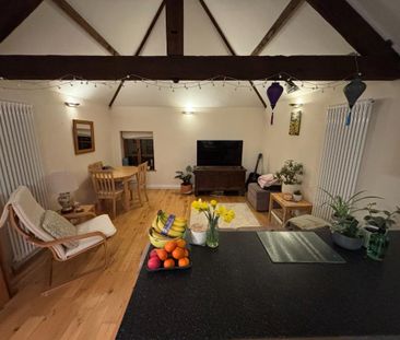 2 bedroom coach house to rent - Photo 1