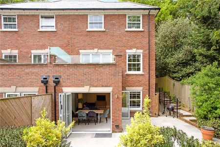 Georgian style modern townhouse with private parking and a lovely far reaching view. - Photo 3