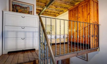 TRASTEVERE: Charming, furnished 1 Bedroom flat with loft bedroom in quiet location. Living, corner kitchen, bath, quiet, sunny, near Botanical Gardens. Ref 214 - Photo 4