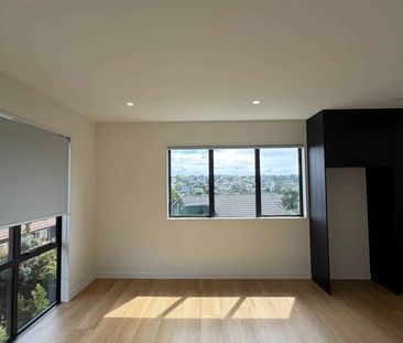 Modern & Spacious Family Home in Browns Bay - Photo 5