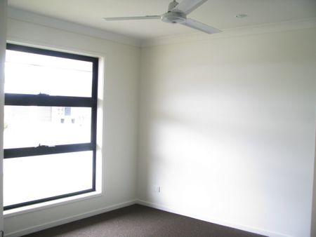Family Home Conveniently Located Close to Parks, Schools, Shopping Centres - Photo 2