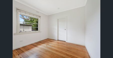 CHARACTER-FILLED 3-BEDROOM HOME LOCATED IN THE FHS ZONE! - Photo 5