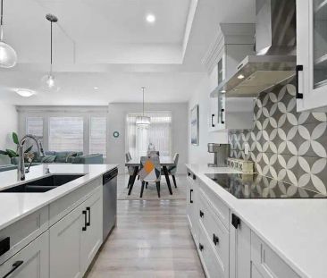 Beautiful house in a sought-after community available for rent — 3 Bedrooms+ Den Main Floor - Photo 1