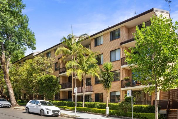 BRIGHT & AIRY ONE BEDROOM APARTMENT - Photo 1