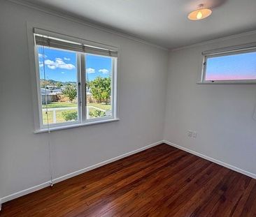 Newly renovated home in quiet neighbourhood - Photo 5