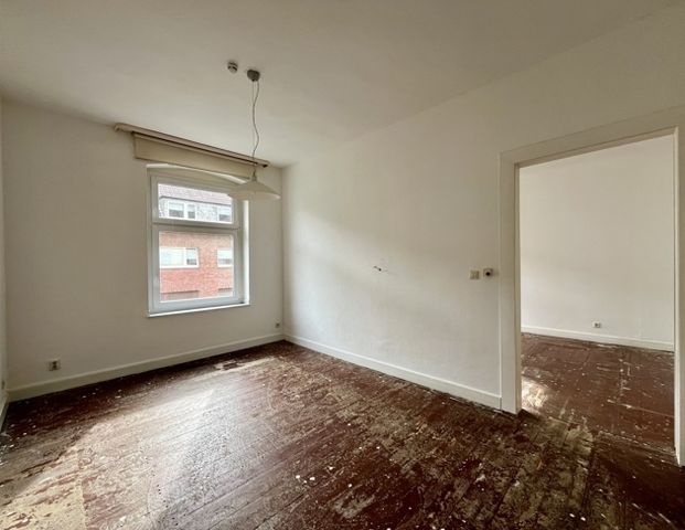 Helle Altbau-2-Zimmerwohnung mit Küche, Bad und großzügiger Deckenhöhe in ruhiger Wohnlage - Photo 1