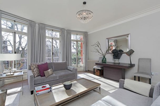 A bright one bedroom apartment with garden views situated on the third floor of a period building with a lift ideally located on this prime Mayfair Street. - Photo 1