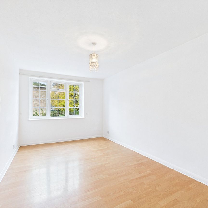 Waters Drive, Staines-Upon-Thames Waters Drive, Staines-Upon-Thames - Photo 2